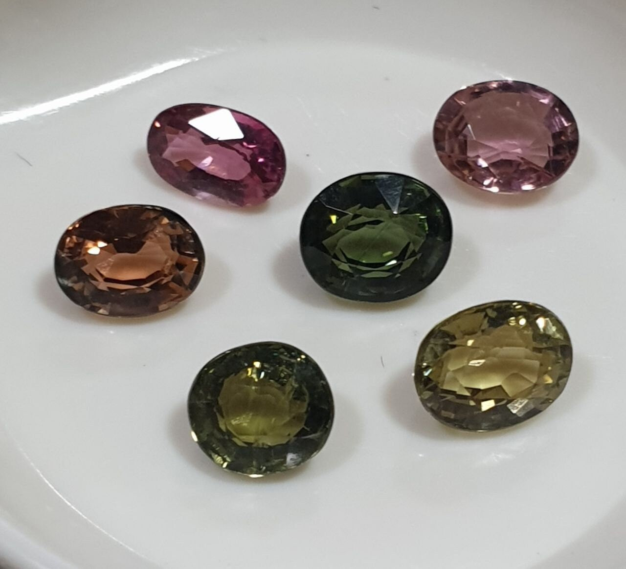 Lot de tourmalines ovales naturelles africaines (5,8 x 4,5 à 6 x 5 mm).