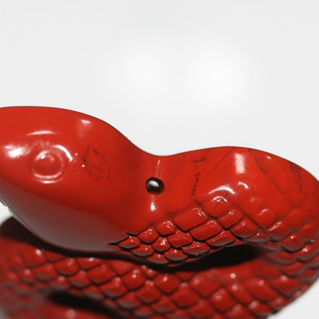 Colgante de serpiente tallada en jaspe rojo de 50 x 34 mm