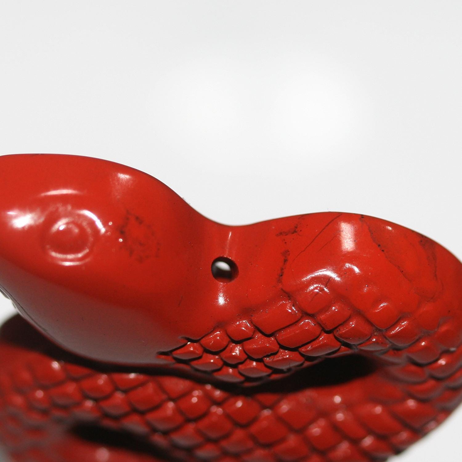 Colgante de serpiente tallada en jaspe rojo de 50 x 34 mm