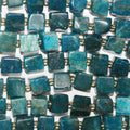 Perles cubiques irrégulières lisses en apatite bleue de 15 pouces (8-9 mm). Longueur du fil : environ 39 cm.