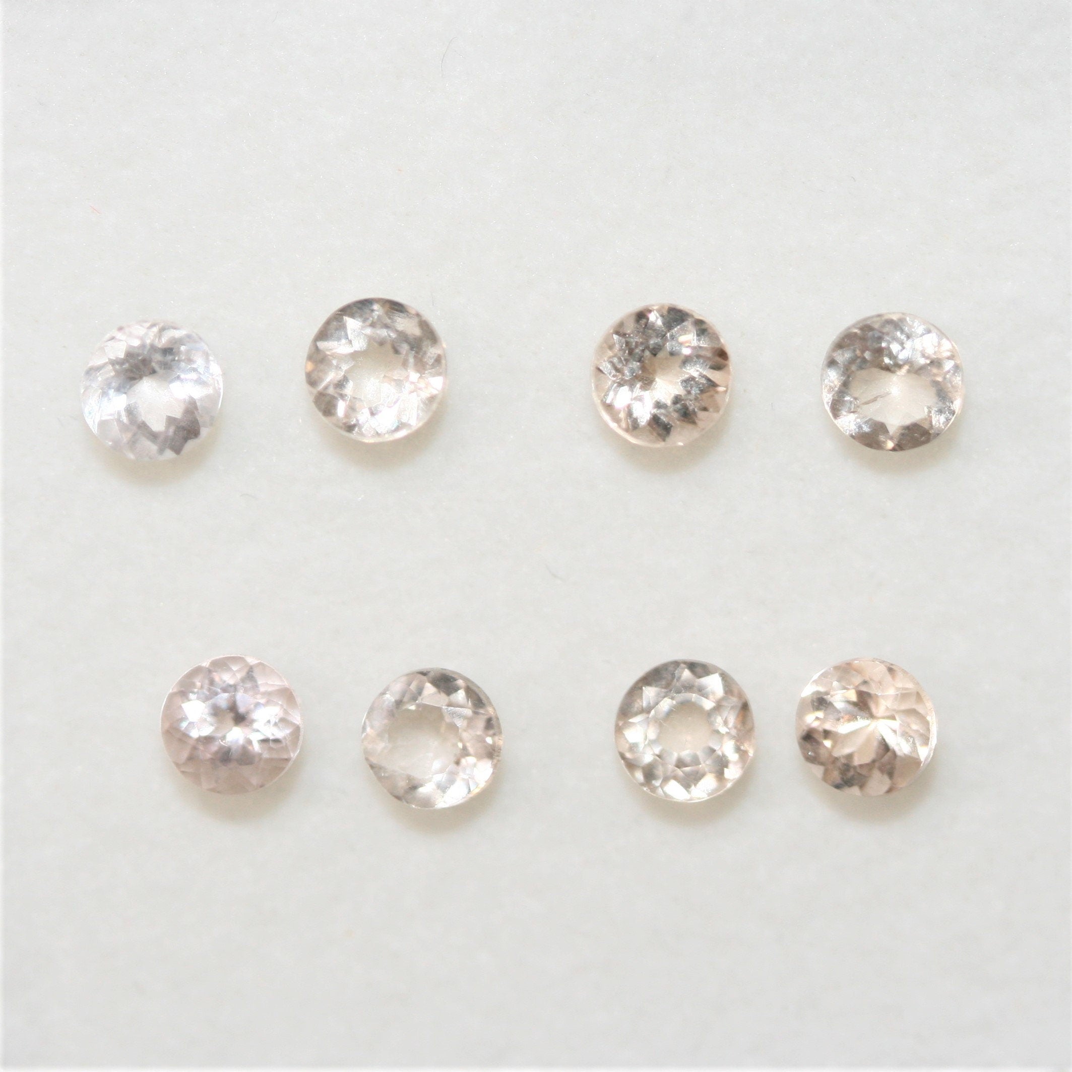 Lot de 8 pierres rondes à facettes de morganite de 4 mm.