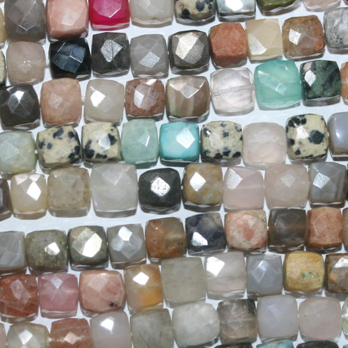 Perles cubiques à facettes en pierre multicolore de 25 cm (8-9 mm environ). Longueur du fil : 23 cm. Réf. 15063