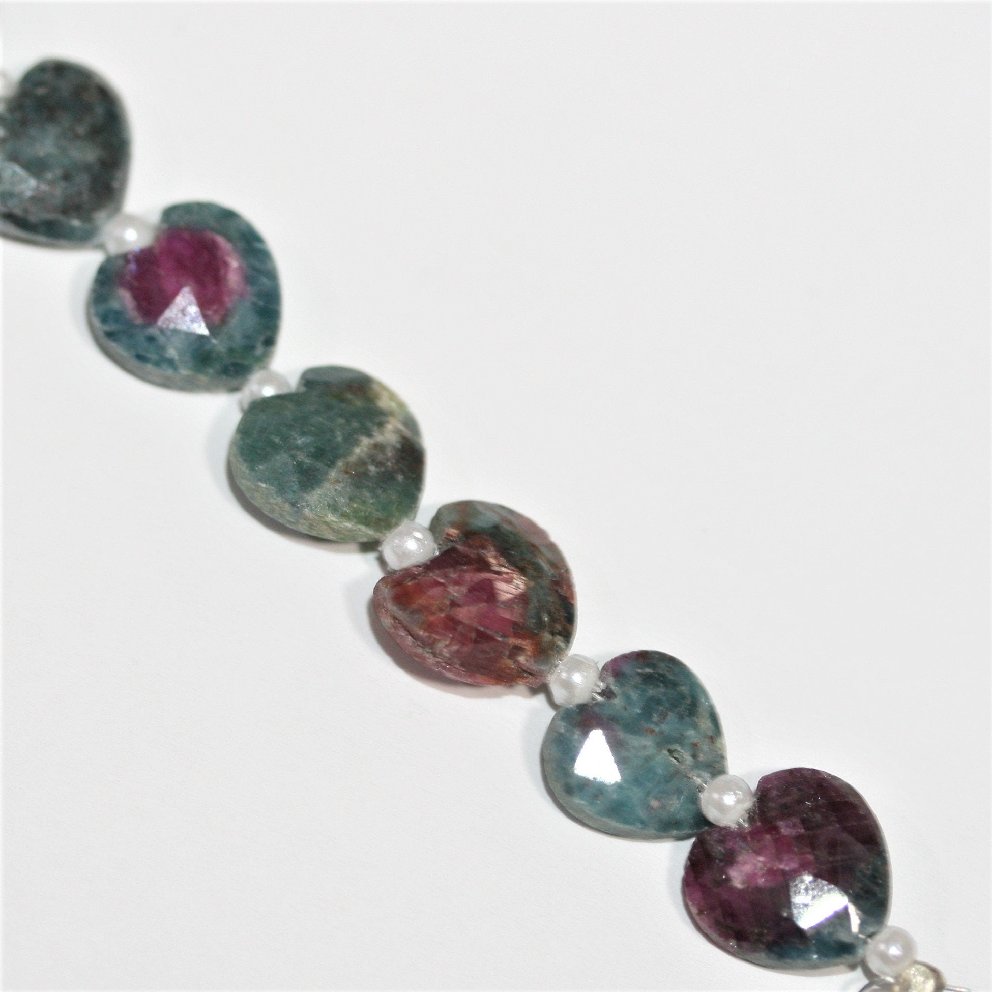 Cuentas de corazón facetadas de zoisita y rubí de 7" de St., 8 x 10 mm, hilo de 17 cm.