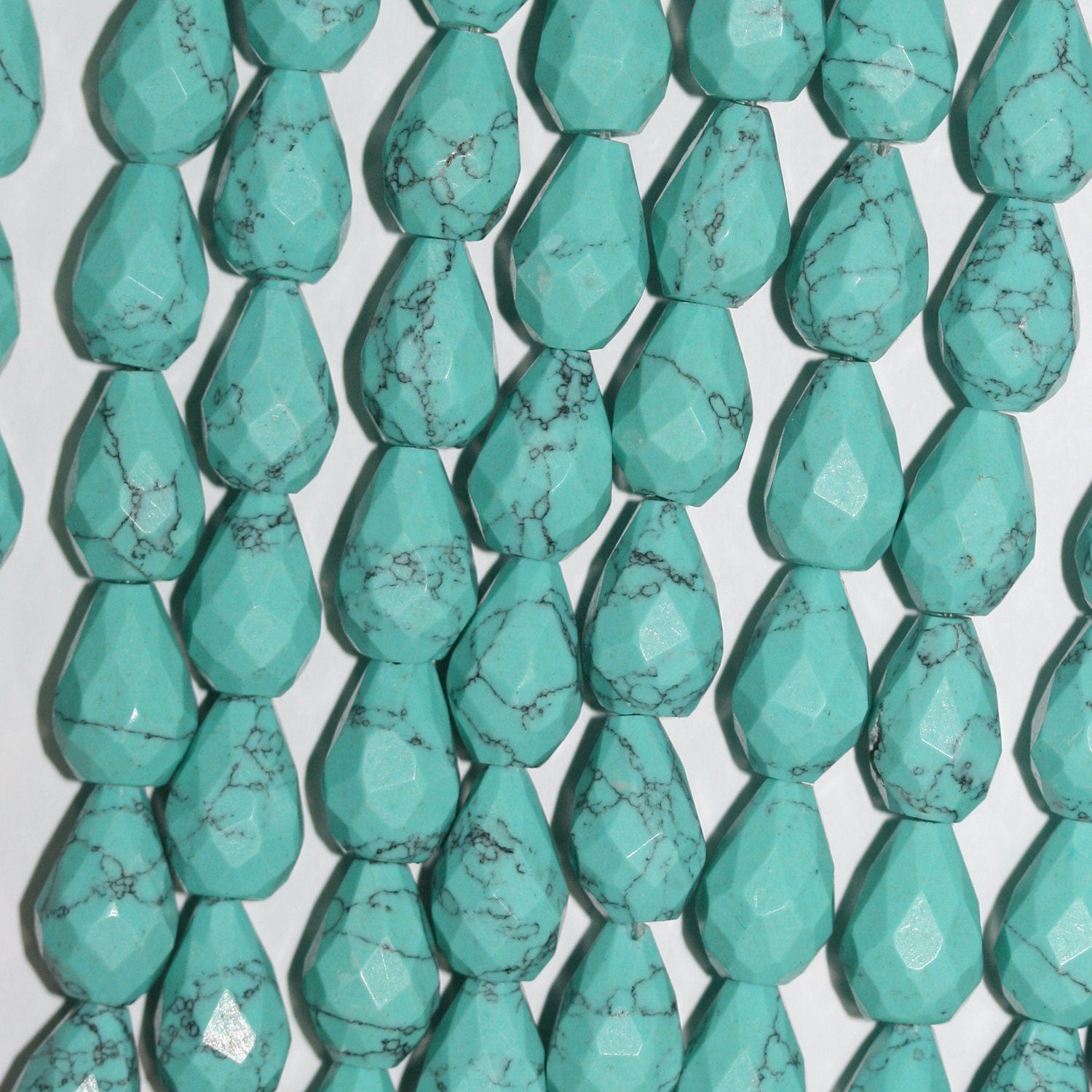 Cuentas facetadas de howlita azul St. de 7", 11 x 8 mm, hilo de 19 cm.