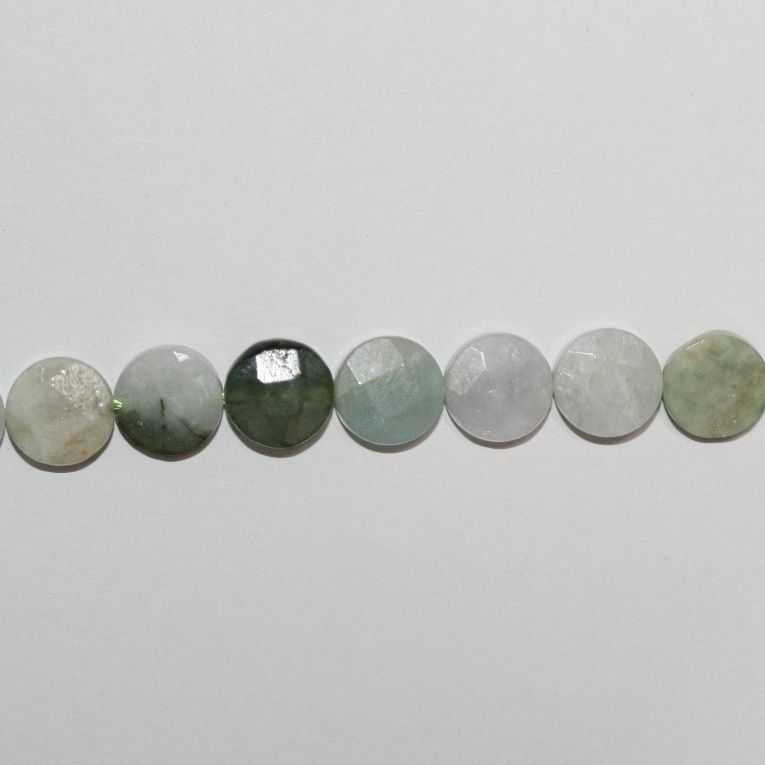 Perles de jade de Sainte-Birmanie à facettes en forme de pièce de 15 pouces, 10 mm - Brin de 39 cm.