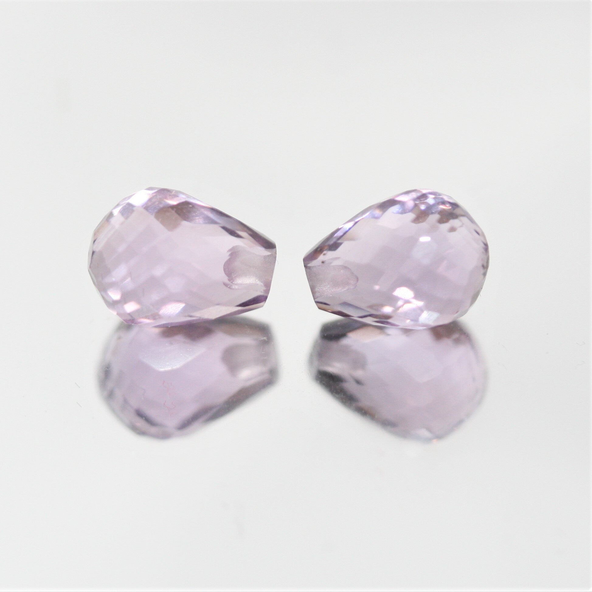 Paire de gouttes d'améthyste à demi-perforées et à facettes, 9x7mm.