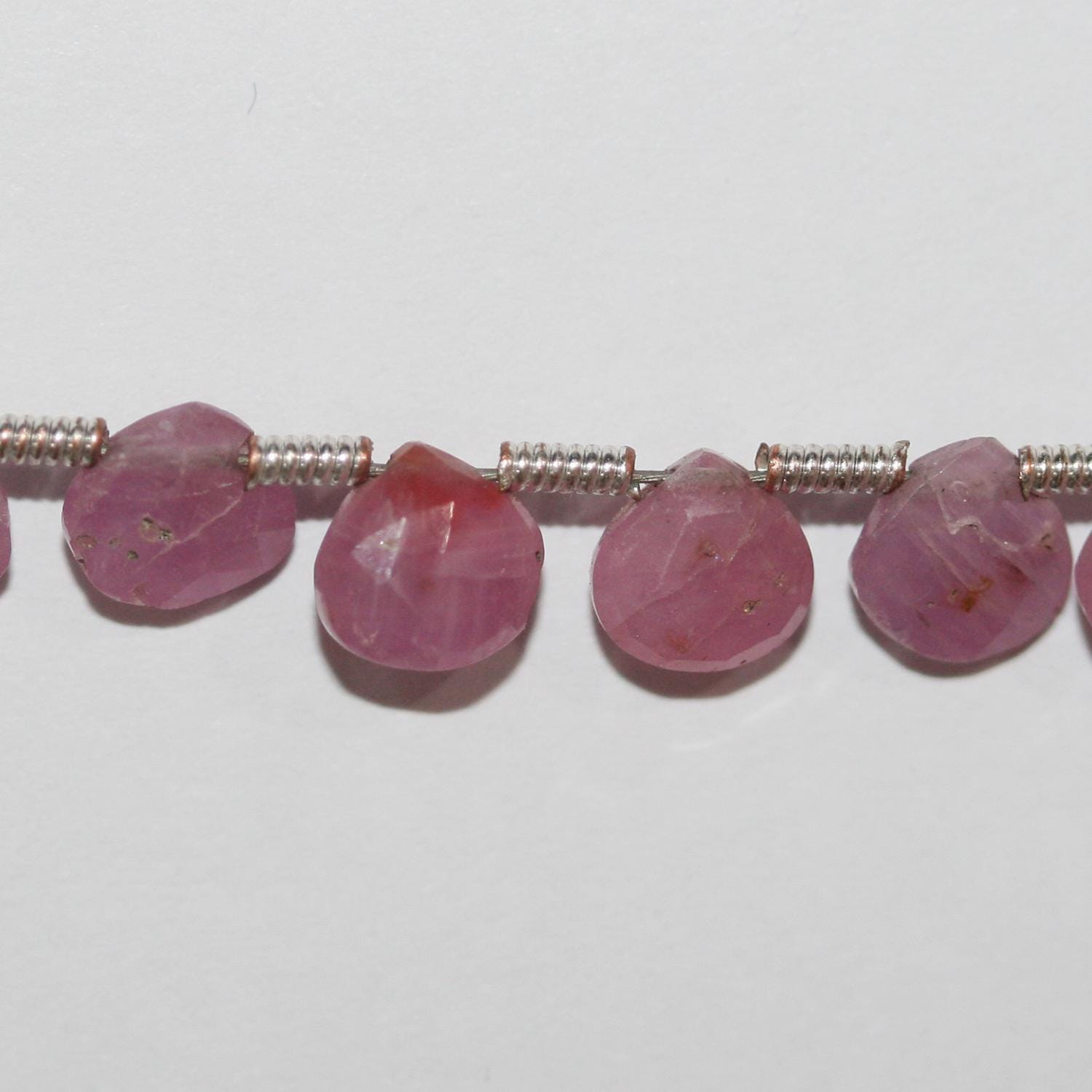 Perles en saphir rose facetté en forme de goutte, 8 pouces, 5-6 mm. Longueur du fil : environ 21 cm.