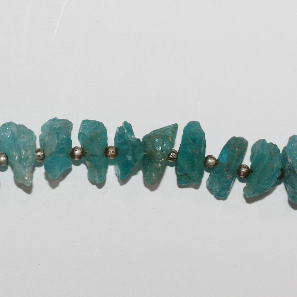 Cuentas de apatita azul sin pulir de 8" (5 x 12 mm). Hilo de 20 cm aprox.