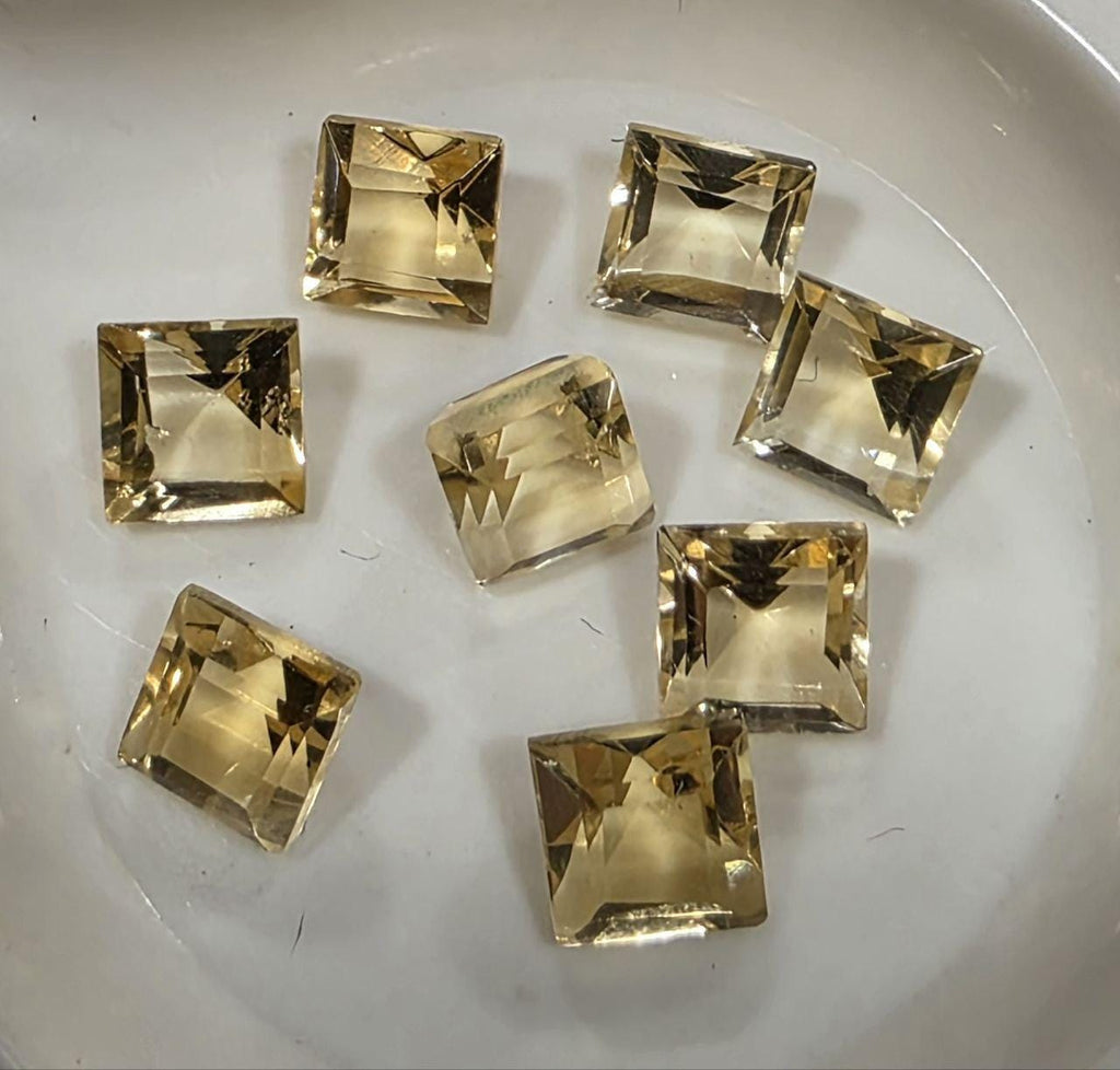 Lote de 8 citrinos facetados cuadrados de 5 mm. Piedras preciosas naturales.