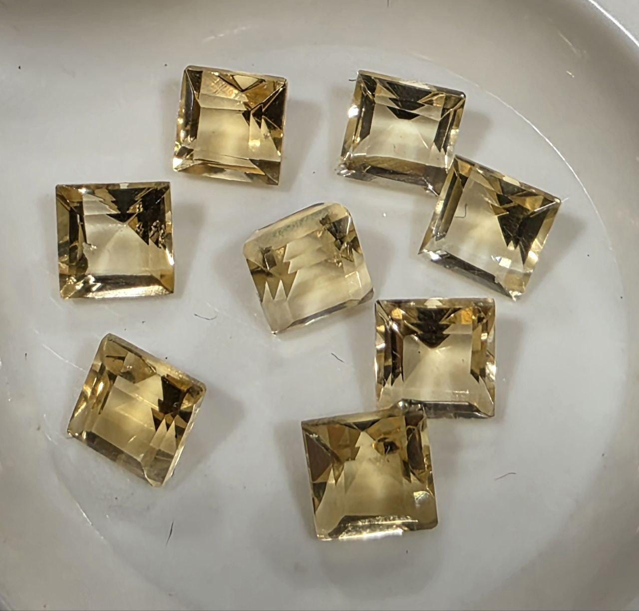 Lote de 8 citrinos facetados cuadrados de 5 mm. Piedras preciosas naturales.
