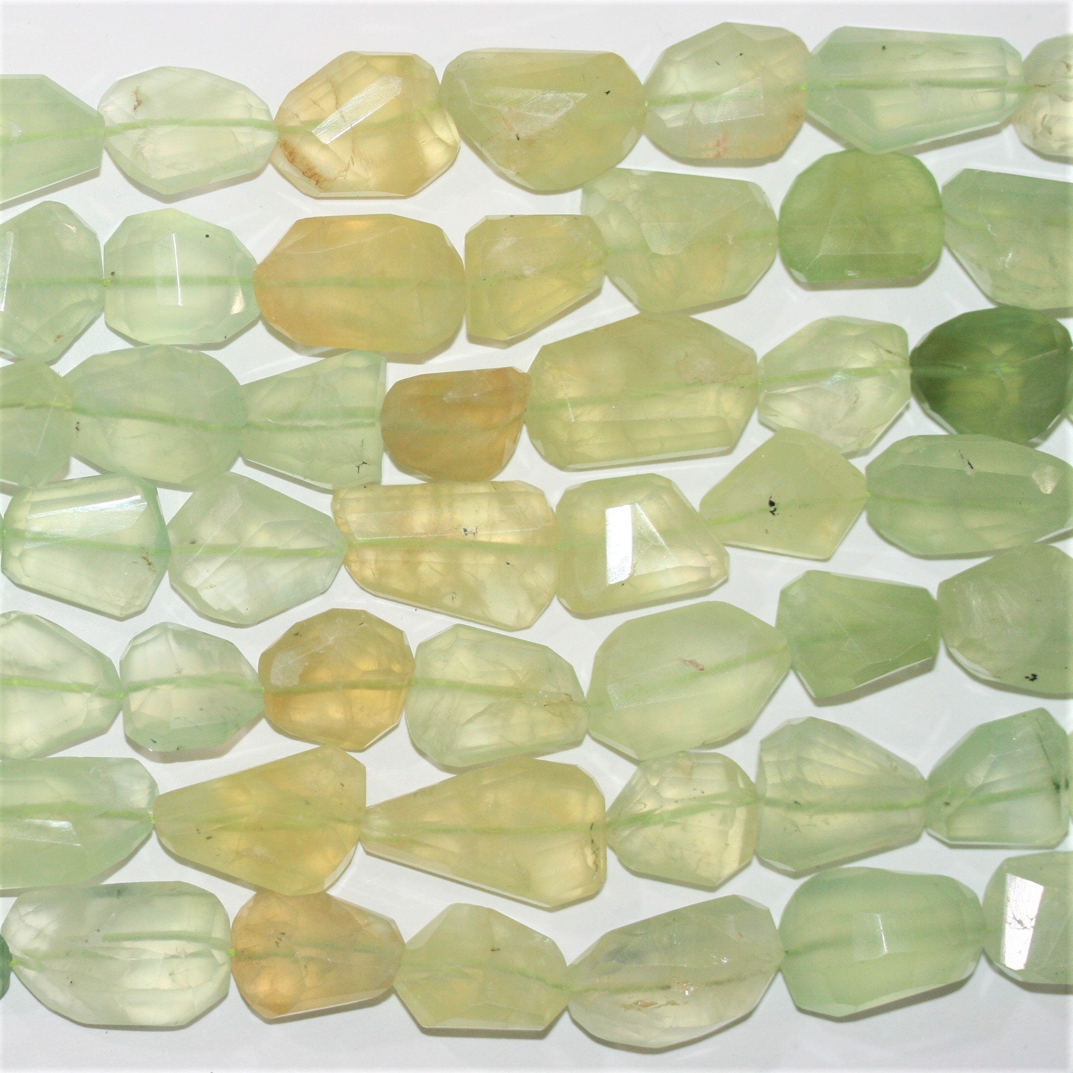 Perles de pépites de St Prehnite à facettes de 14 pouces, 15-20 mm environ. - Fil de 37 cm environ.