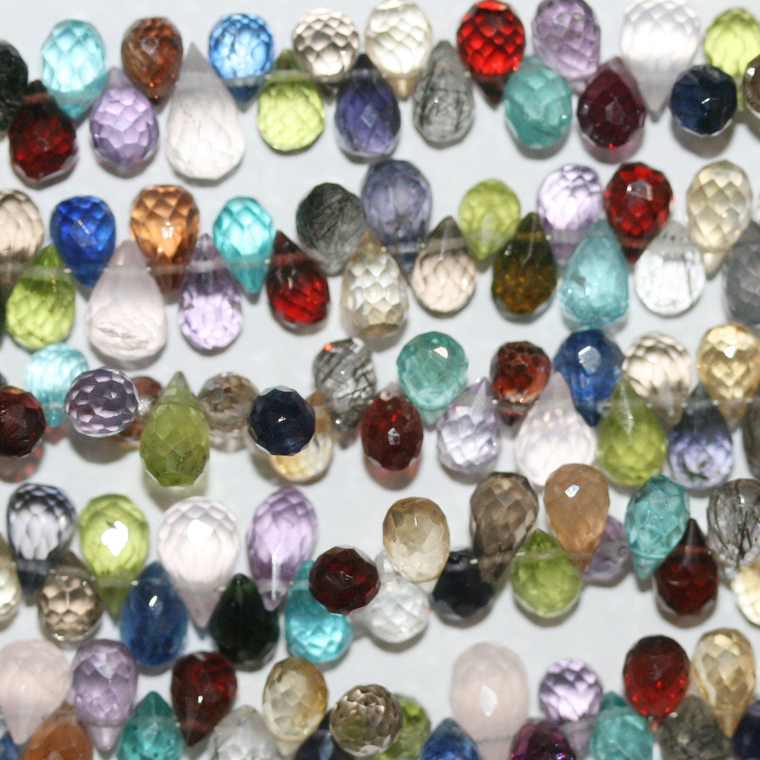 Perles en forme de goutte à facettes en pierre multiple de 8 pouces, 6 x 4 mm. - Fil de 20 cm.