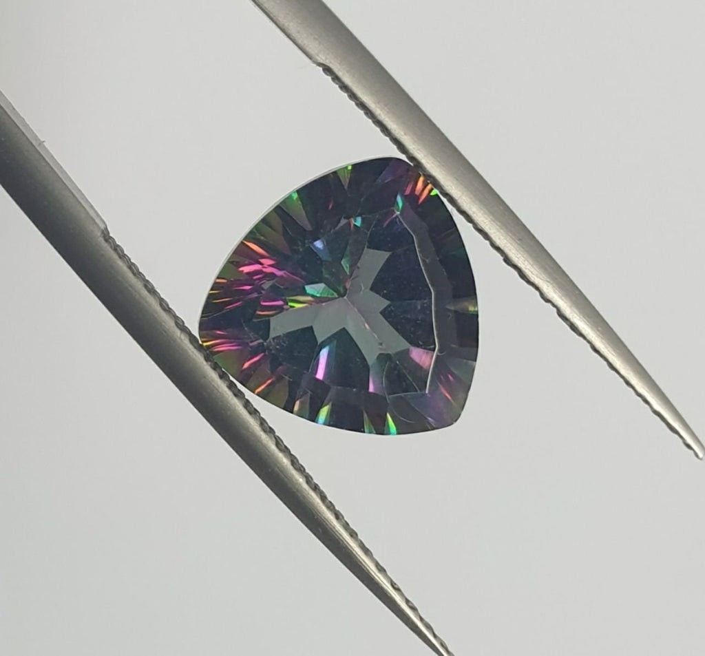 Lote de 4 cuarzos místicos facetados de 10 mm. Corte láser. Talla milenaria. Precio al por mayor. Color único.