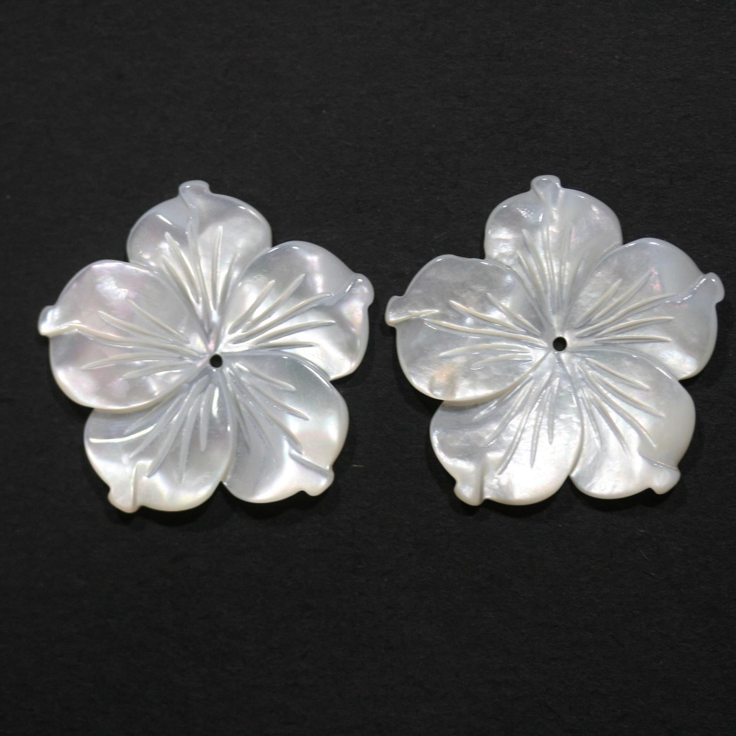 Pendentif en nacre, motif feuille sculptée, 25 mm (1 paire). Réf. 14840