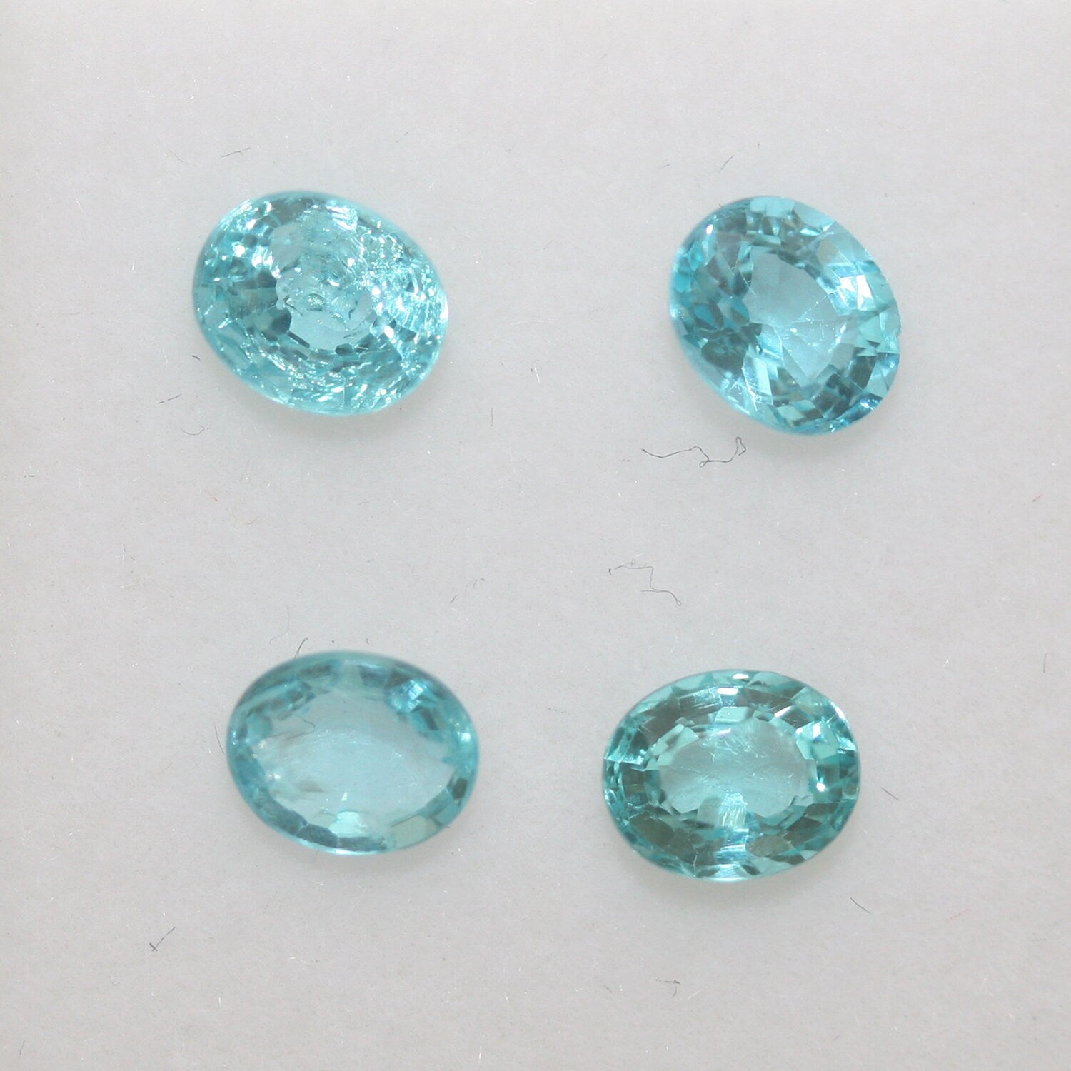 Lot de 4 pierres précieuses naturelles à facettes en apatite verte et bleue Paraiba (5 x 4 mm) - Superbe couleur - Fournisseur de bijoux - Pierre taillée - Vente en gros
