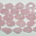 Perles de quartz rose Saint-Pierre facettées en forme de pépites, 15 pouces, 25 x 18 mm. Longueur approximative du brin : 39 cm.
