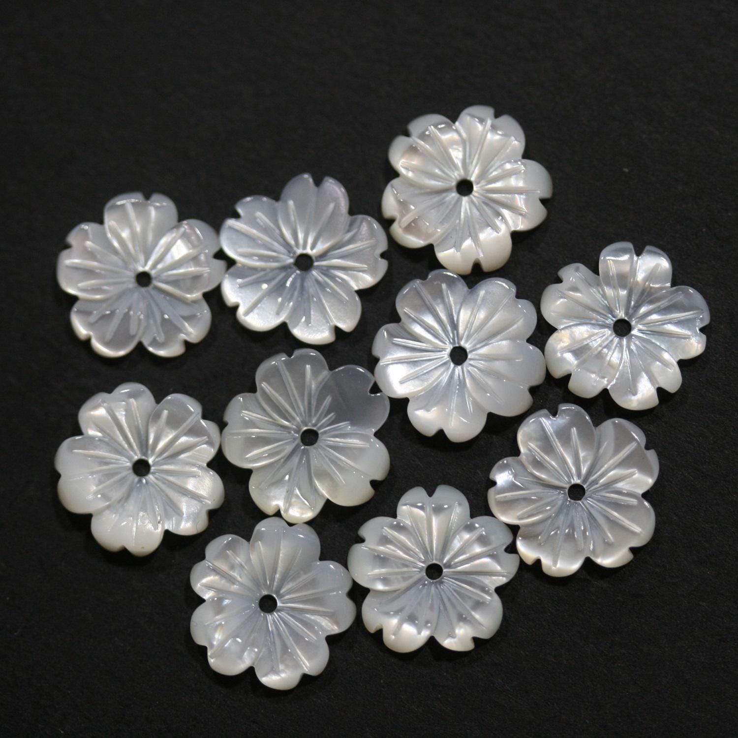 Pendentif en nacre sculptée en forme de fleur, 10 mm (5 paires). Réf. 14827