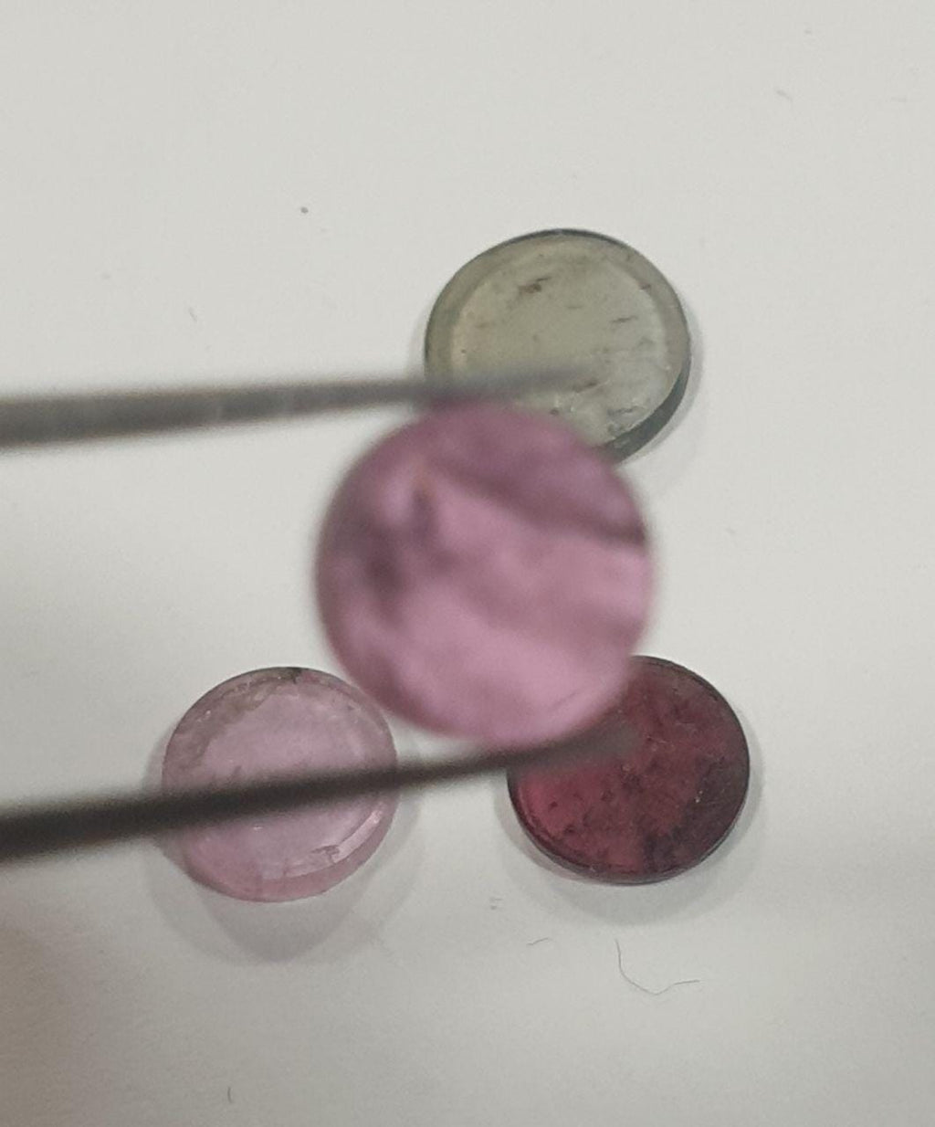Lote de 4 cabujones redondos planos de turmalina de 6,5 a 8 mm. Gemas naturales sin tratar.