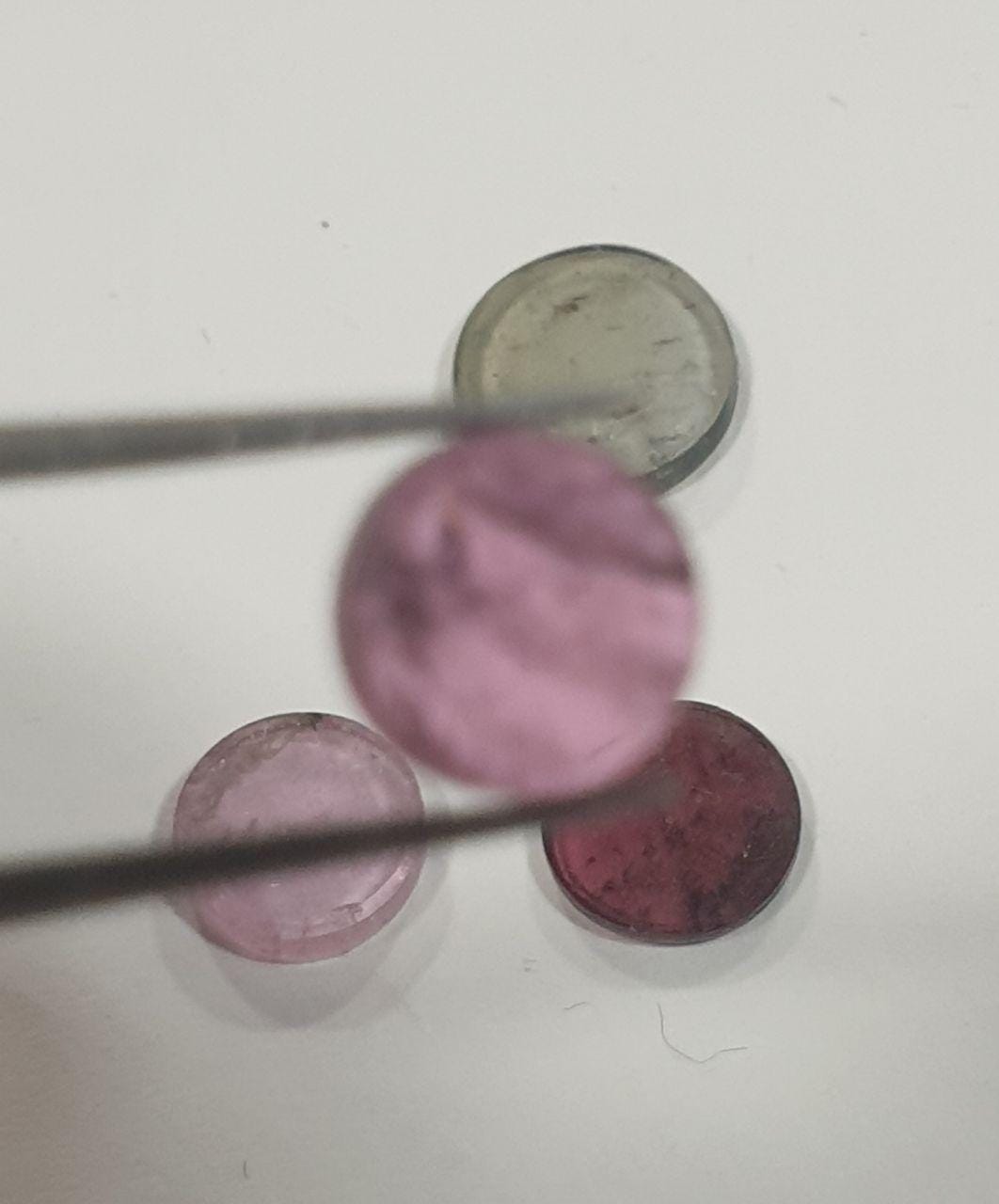 Lote de 4 cabujones redondos planos de turmalina de 6,5 a 8 mm. Gemas naturales sin tratar.