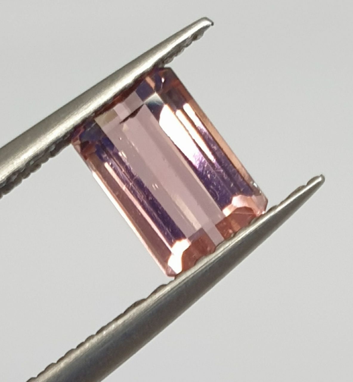Tourmaline rose 6,7 x 4,2 mm (0,79 ct), taille octogonale. - Tourmaline rubellite rouge rosée octogonale - Pierre précieuse naturelle non montée.
