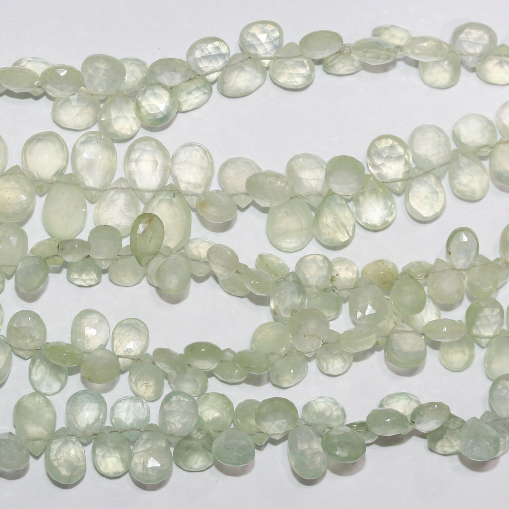 Perles en forme de goutte à facettes de préhnite de 8 pouces (environ 9 x 7 mm) - Longueur du brin : 20 cm.