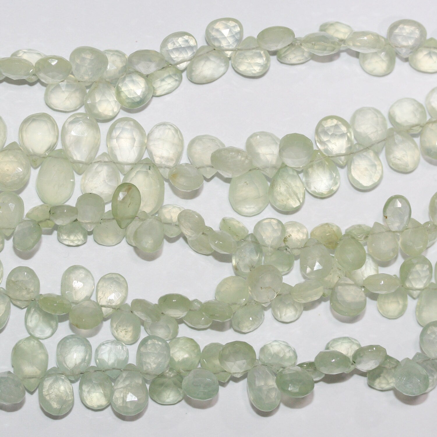 Perles en forme de goutte à facettes de préhnite de 8 pouces (environ 9 x 7 mm) - Longueur du brin : 20 cm.