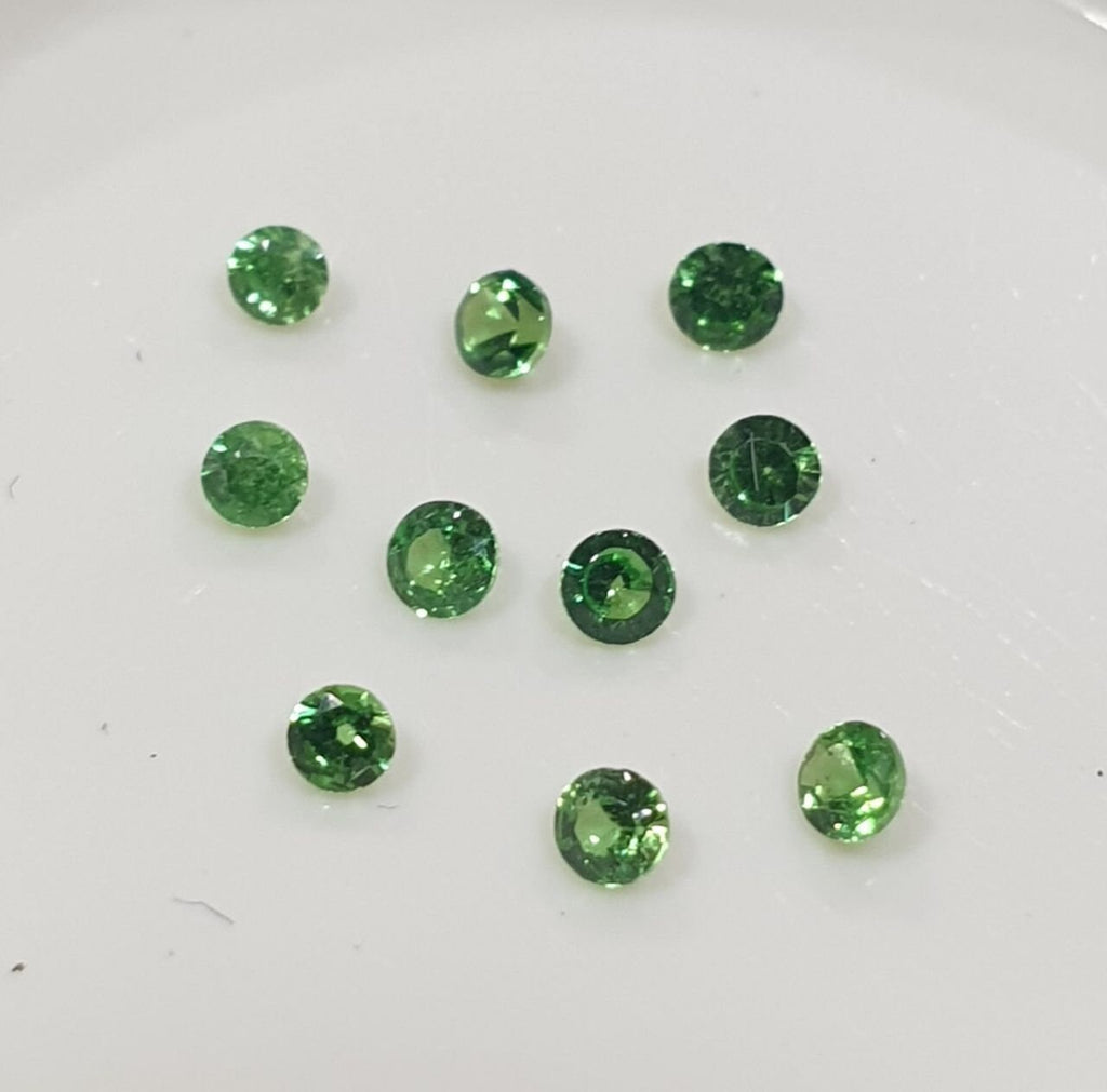 Lote de 10 piedras preciosas de granate tsavorita facetadas redondas de 1,7 mm. Precio al por mayor.
