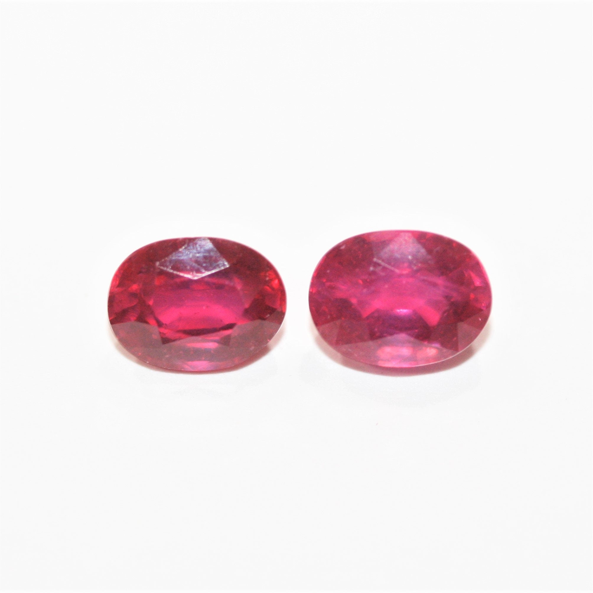 Lot de 2 rubis ovales à facettes 8x6 mm - Traitement verre