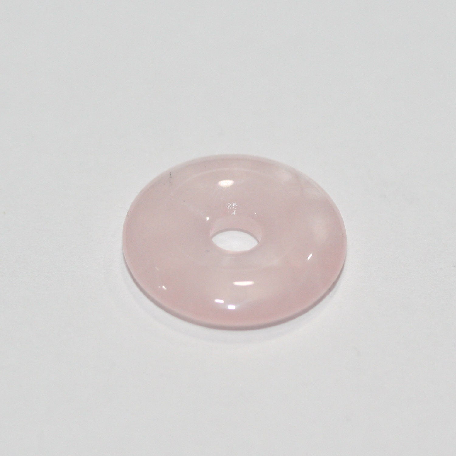 Pendentif disque en quartz rose lisse en forme de beignet 20 mm.