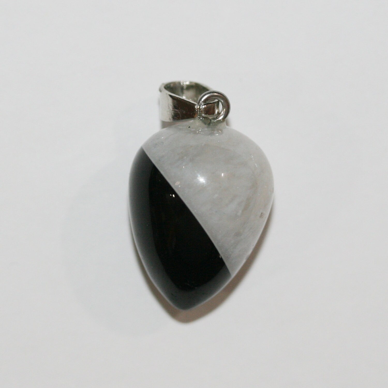 Pendentif goutte en onyx rayé lisse 22x16mm.