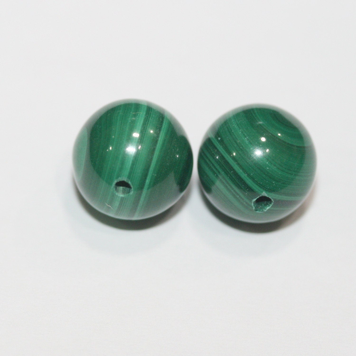 Perles rondes en malachite semi-percées de 10 mm (1 paire)