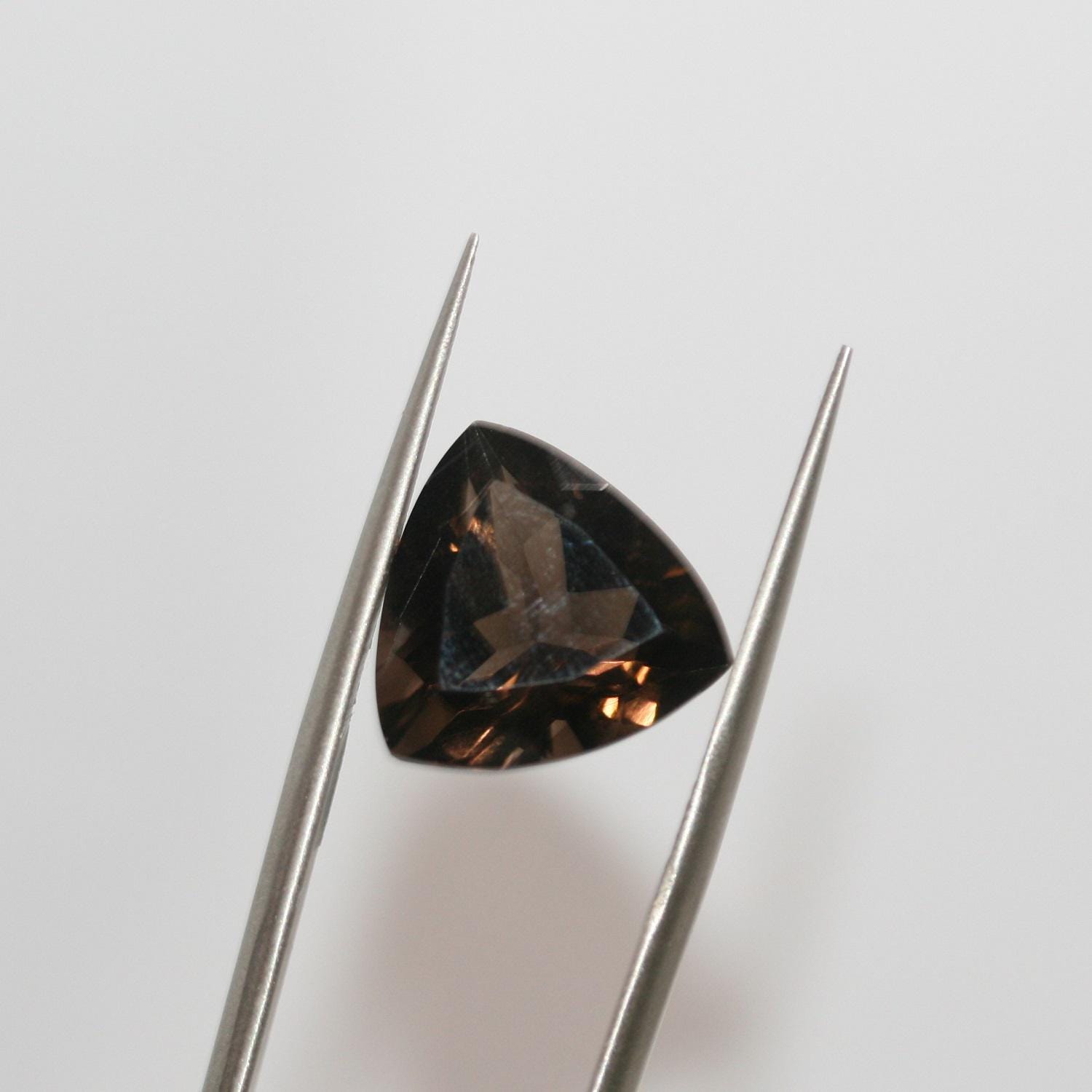 Lot de 2 pierres de quartz fumé facettées en forme de trillion de 14 mm.