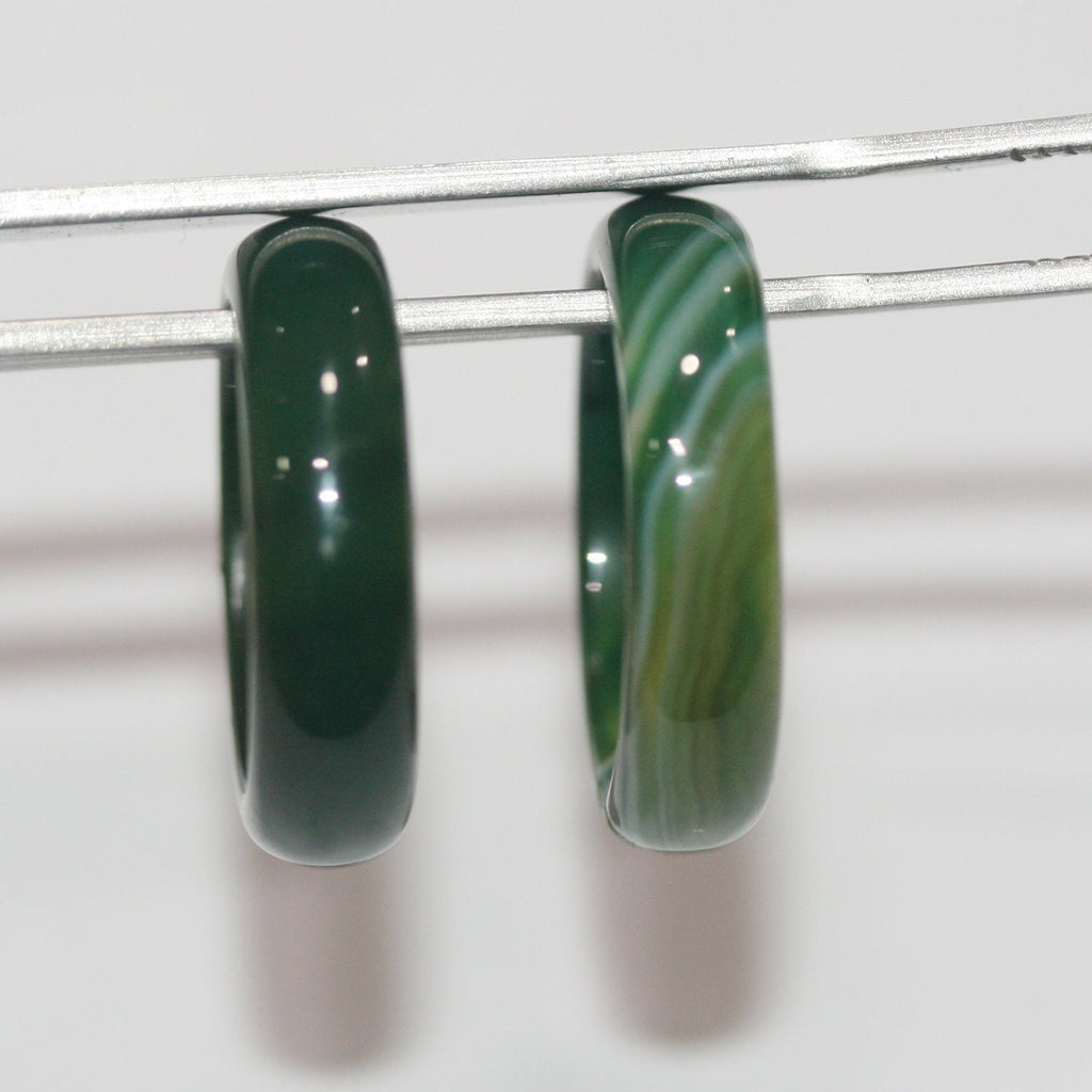 Pendentif créole lisse en agate verte rayée 24x6mm