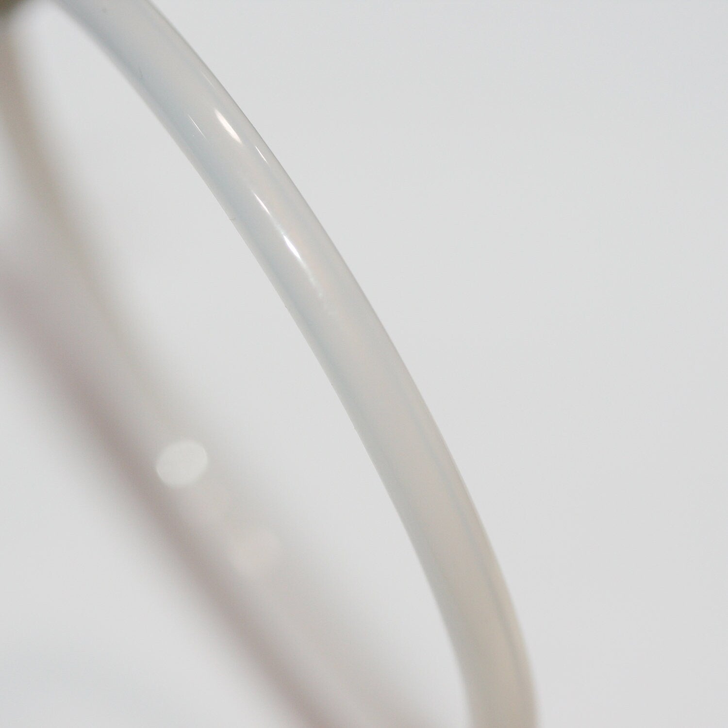 Pendentif en agate blanche lisse, forme créole, 61 mm environ.