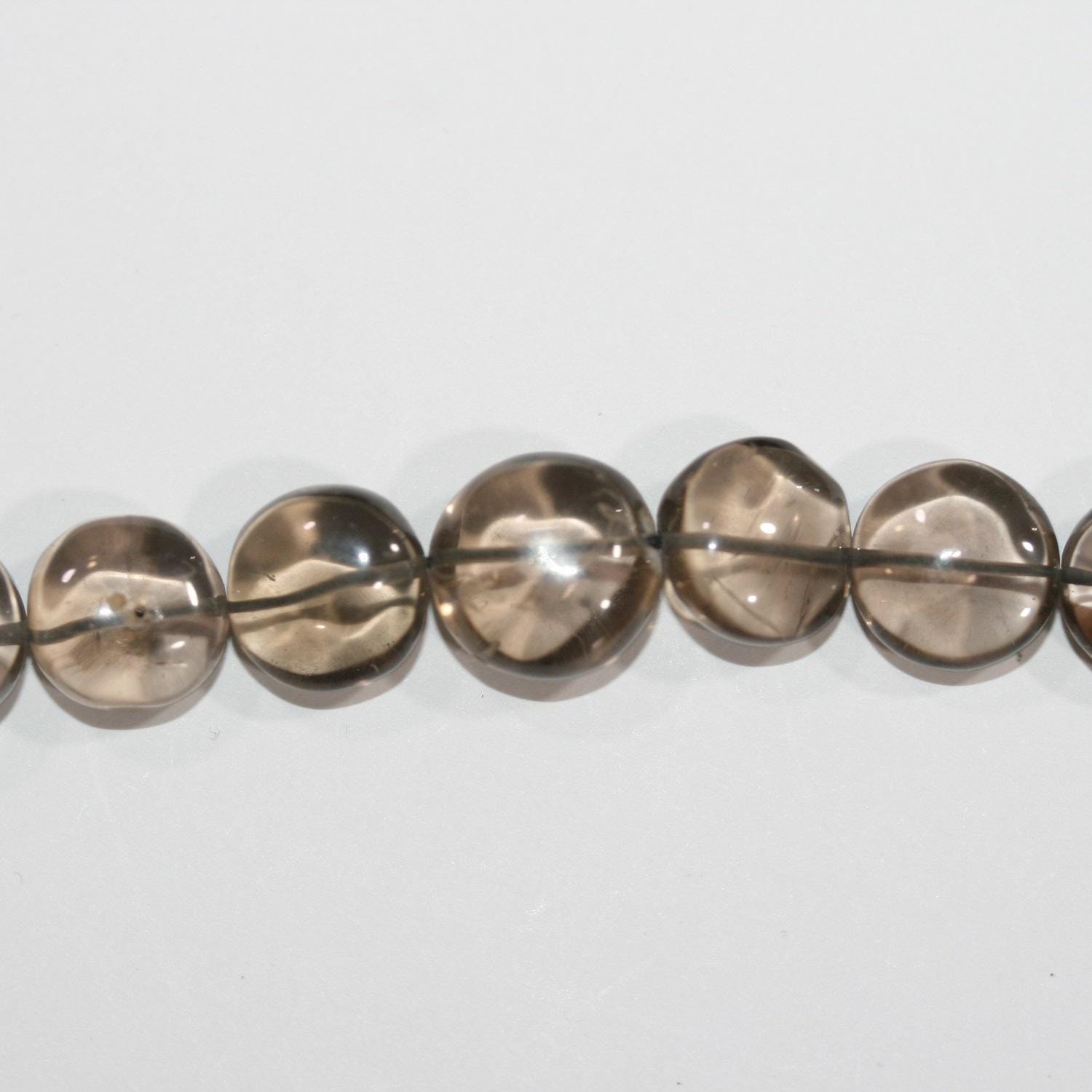 Perles rondes lisses en quartz fumé de 15 pouces, de 8 à 12 mm. Longueur approximative du brin : 38 cm.
