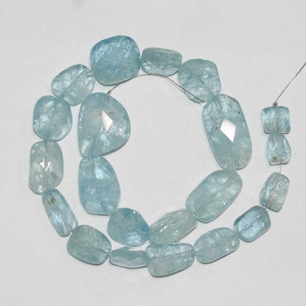 Perles de pépites d'aigue-marine AAA 14" St à facettes graduées de 9 à 20 mm environ - Fil de 35 cm.