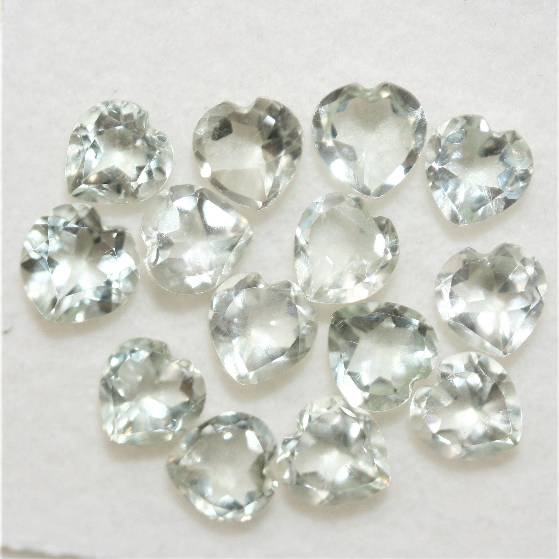 Lot de 14 cœurs à facettes en prasiolite de 6 mm.