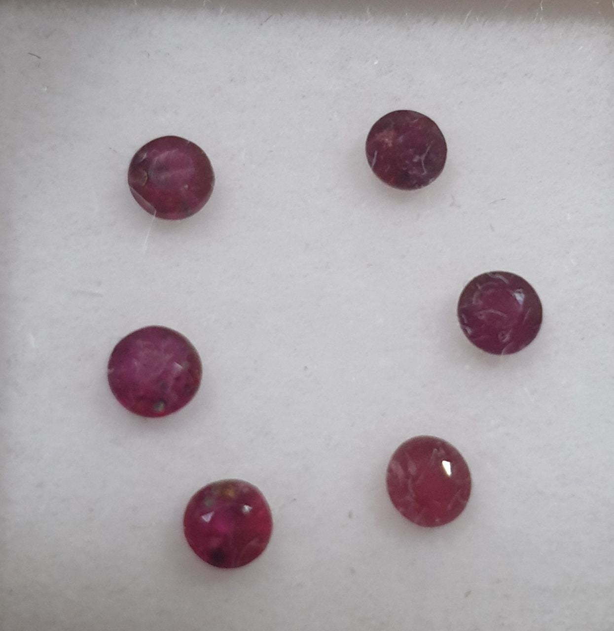 Lote de 6 rubíes redondos facetados de 2,5 mm. Gemas sueltas al por mayor. Gemas naturales.