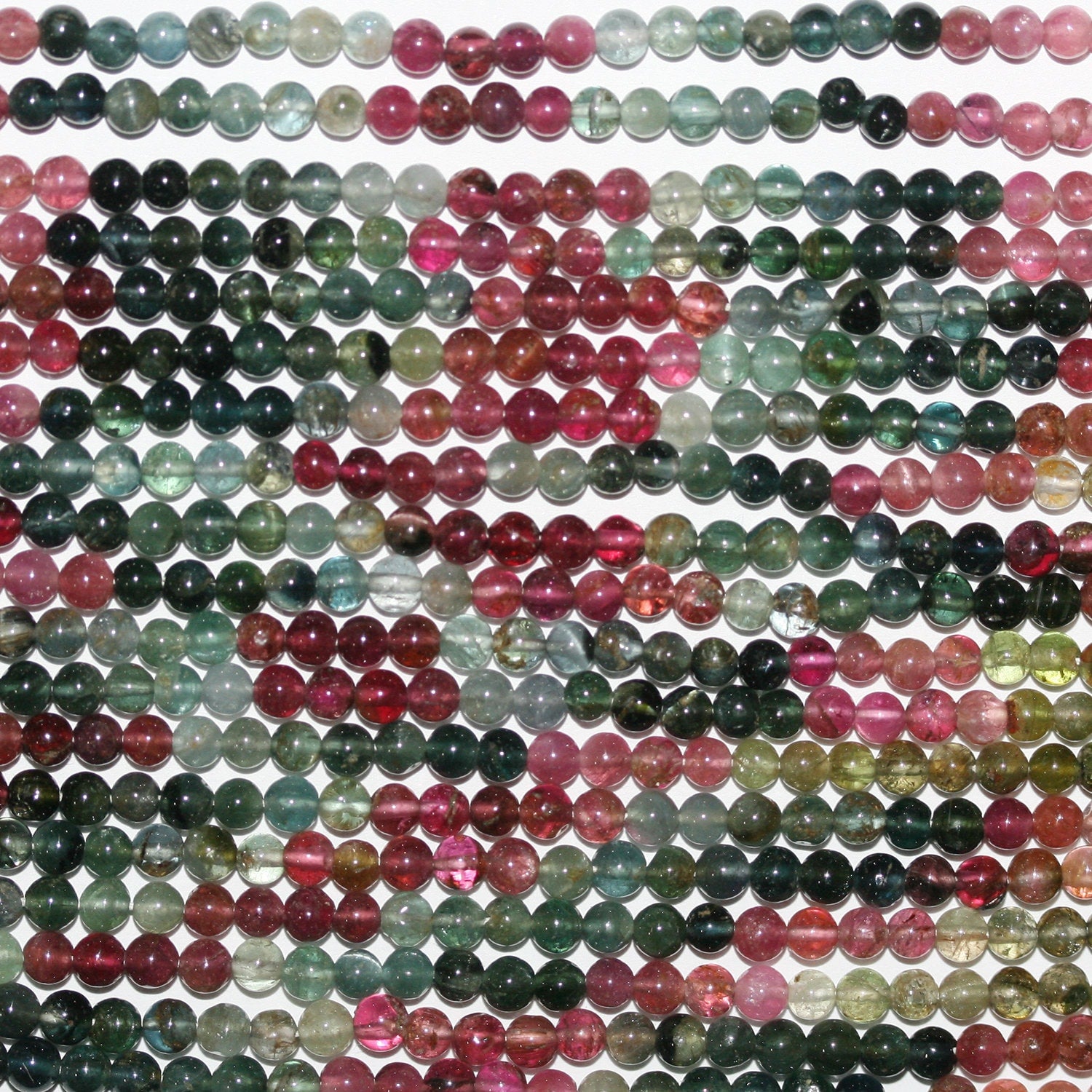 Perles rondes lisses en tourmaline St de 38 cm (14 pouces), diamètre 3-3,5 mm. Longueur du fil : 38 cm.