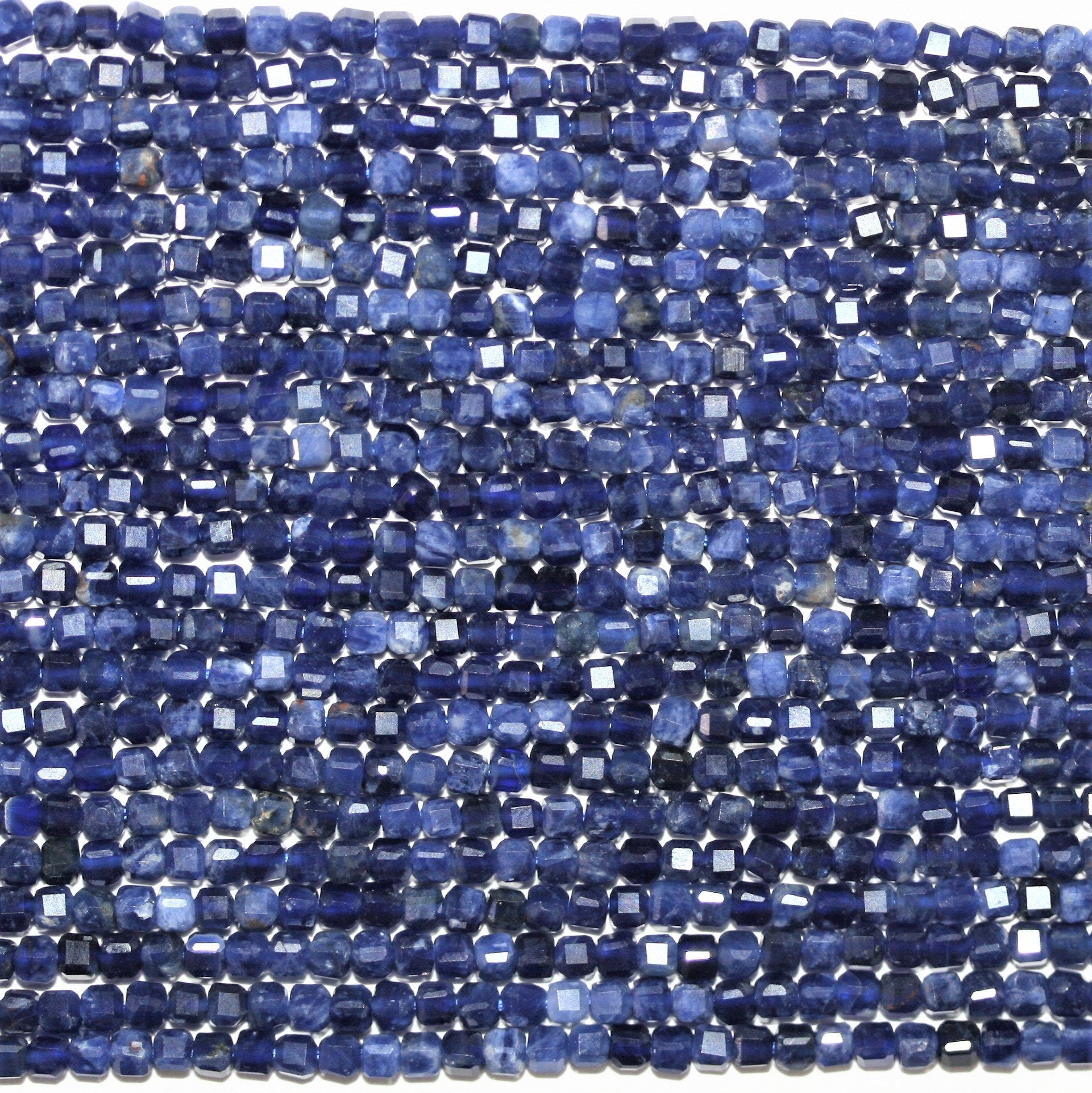 Perles cubiques à facettes en sodalite 2 mm - Fil de 39 cm - Réf. 13060