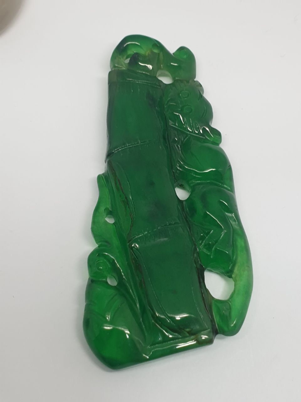 Colgante de jade verde tallado grande realmente único 79x35 mm 40 gramos Pieza de colección Realmente único
