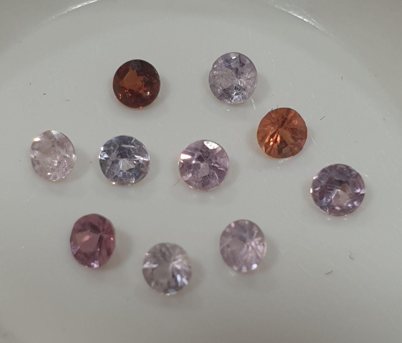 Lote de 8 espinelas multicolores calibradas AAA, corte brillante redondo de 3 mm, espinelas rosadas, blancas y naranjas - Gemas genuinas - Sin tratar - Espinela roja