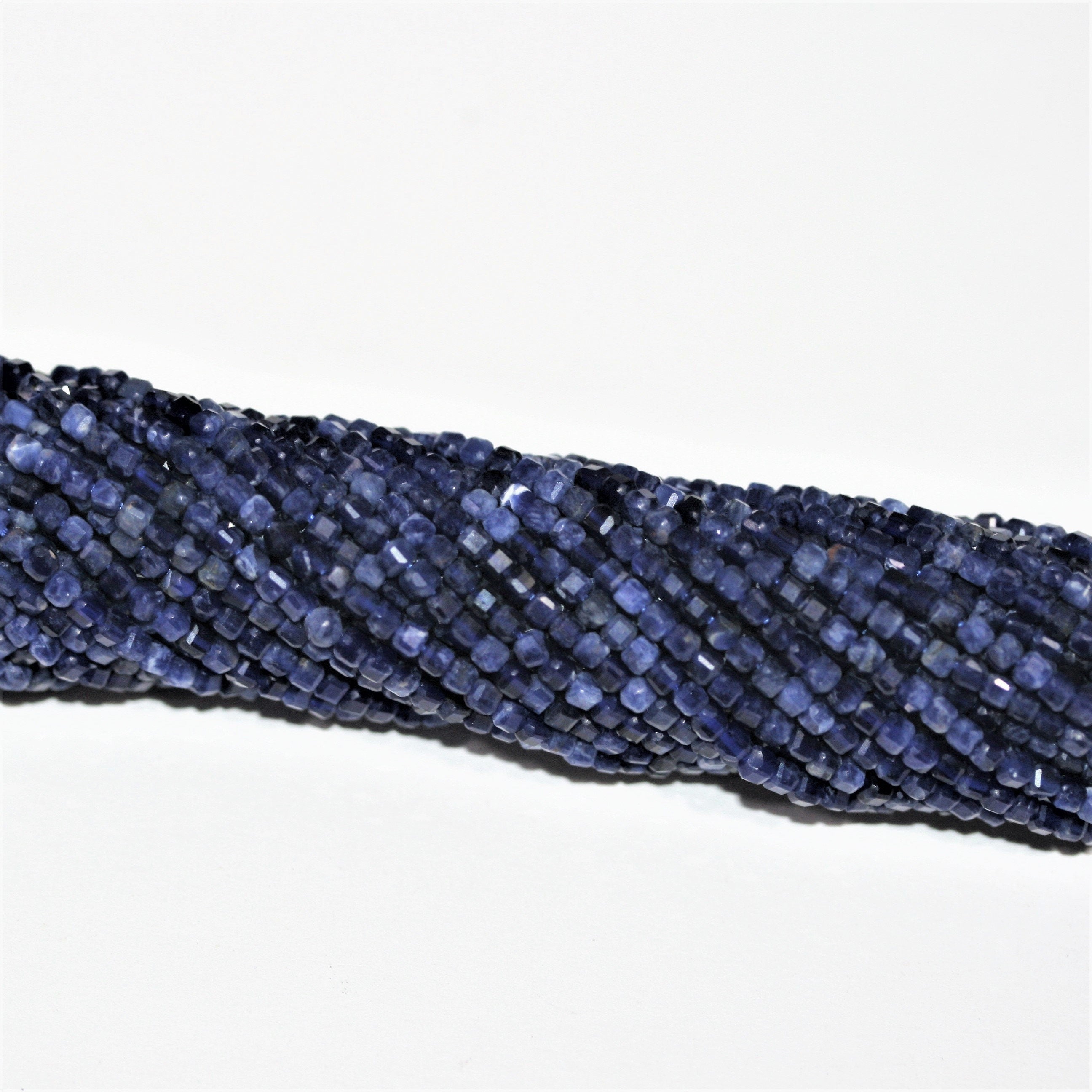Perles cubiques à facettes en sodalite 2 mm - Fil de 39 cm - Réf. 13060