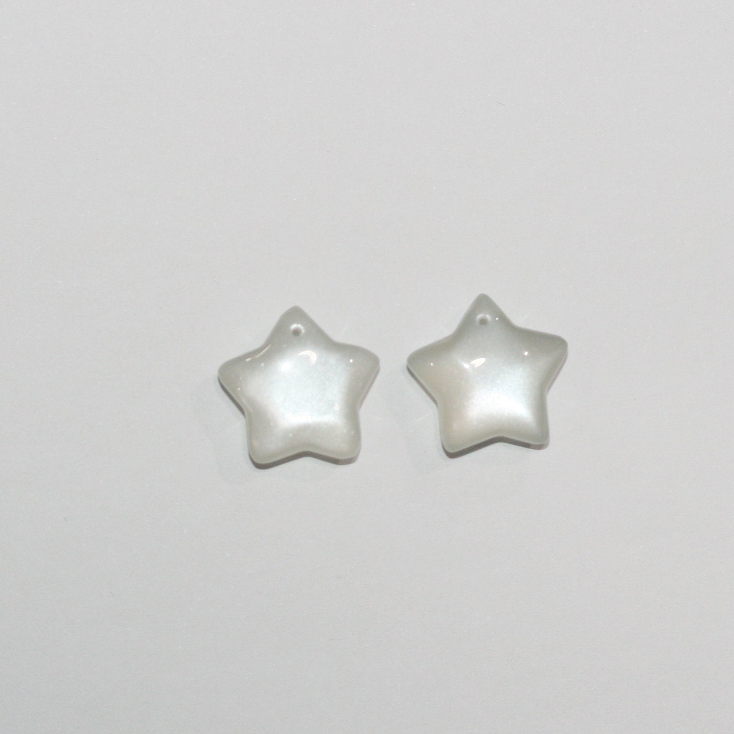 Lote de 2 colgantes lisos de estrella de piedra lunar gris de 15 mm (1 par).