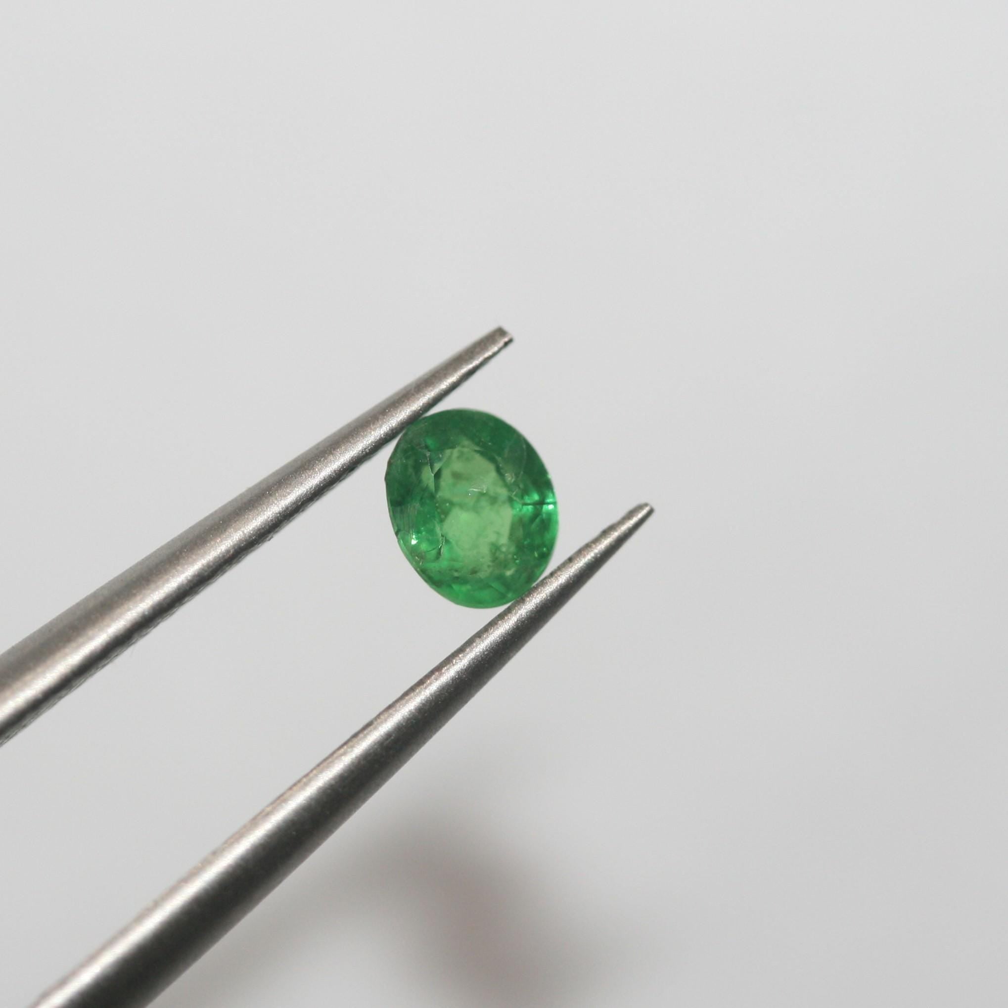 Lot de grenats tsavorites ovales à facettes 4,5 x 3,5 mm (4 pièces) - Pierres précieuses en vrac - Prix de gros