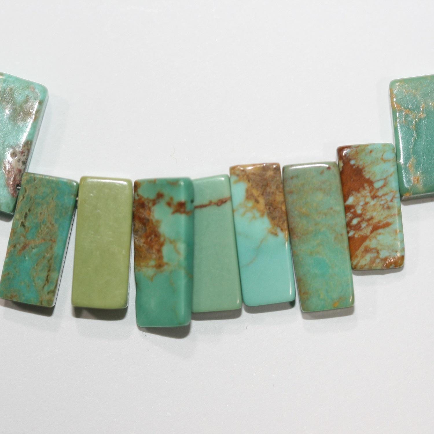 Perles rectangulaires lisses en turquoise St de 20 cm (8 pouces), 14 x 5 mm environ. Longueur du fil : 20 cm.