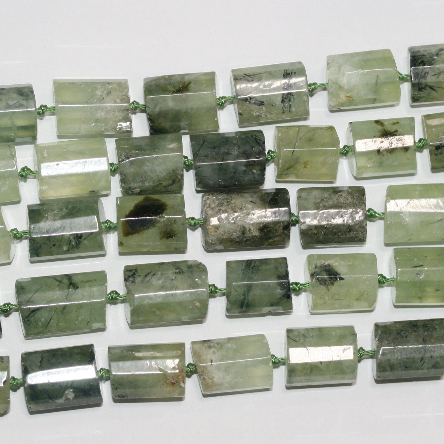 Cuentas de tubo facetadas de St Prehnite de 17", 15 x 11 mm, aprox. - Hilo de 43 cm.