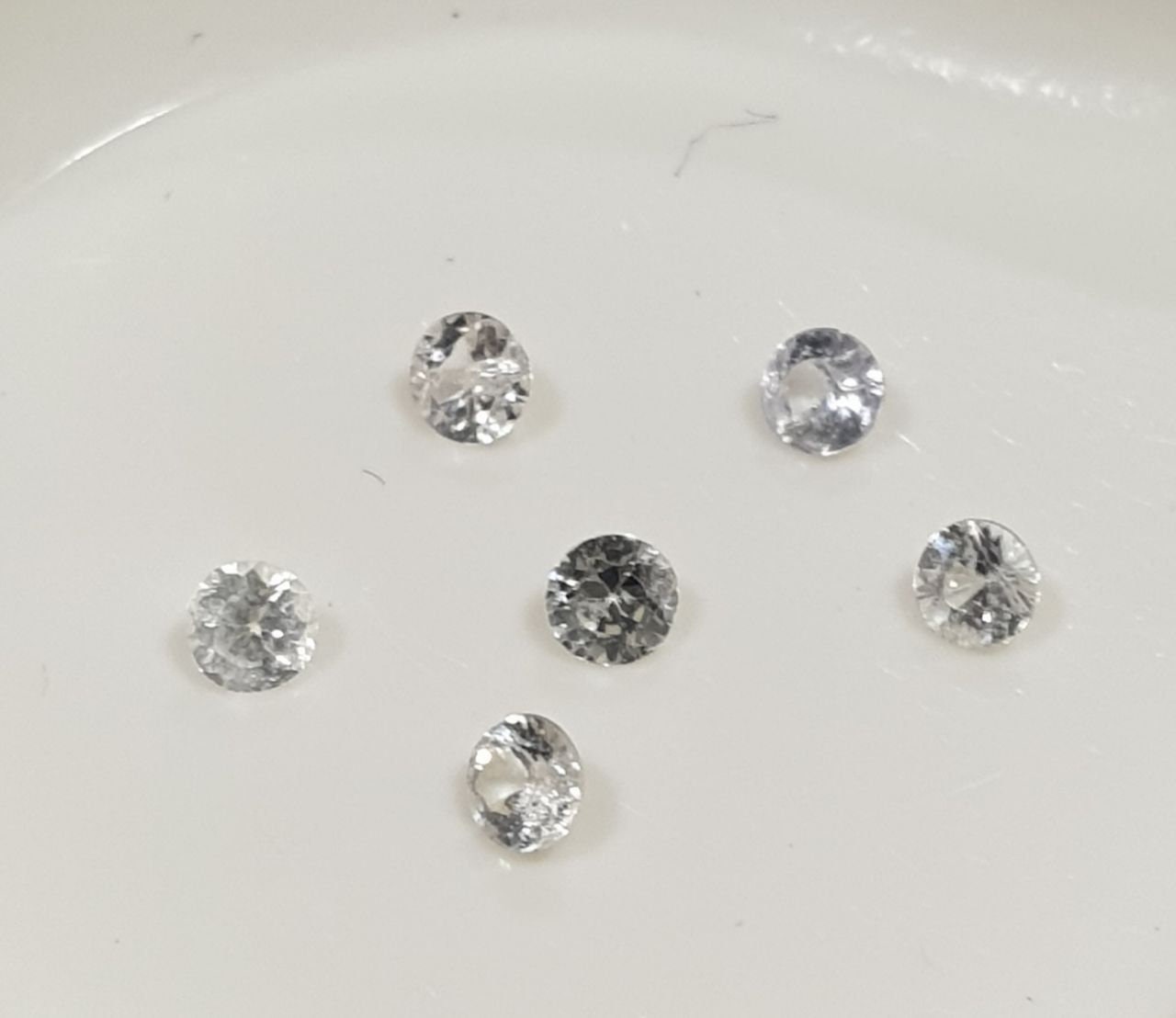 Lote de 6 zafiros blancos facetados redondos de 2,3 mm. - Paquetes de piedras preciosas - Piedras sueltas al por mayor - Gemas naturales