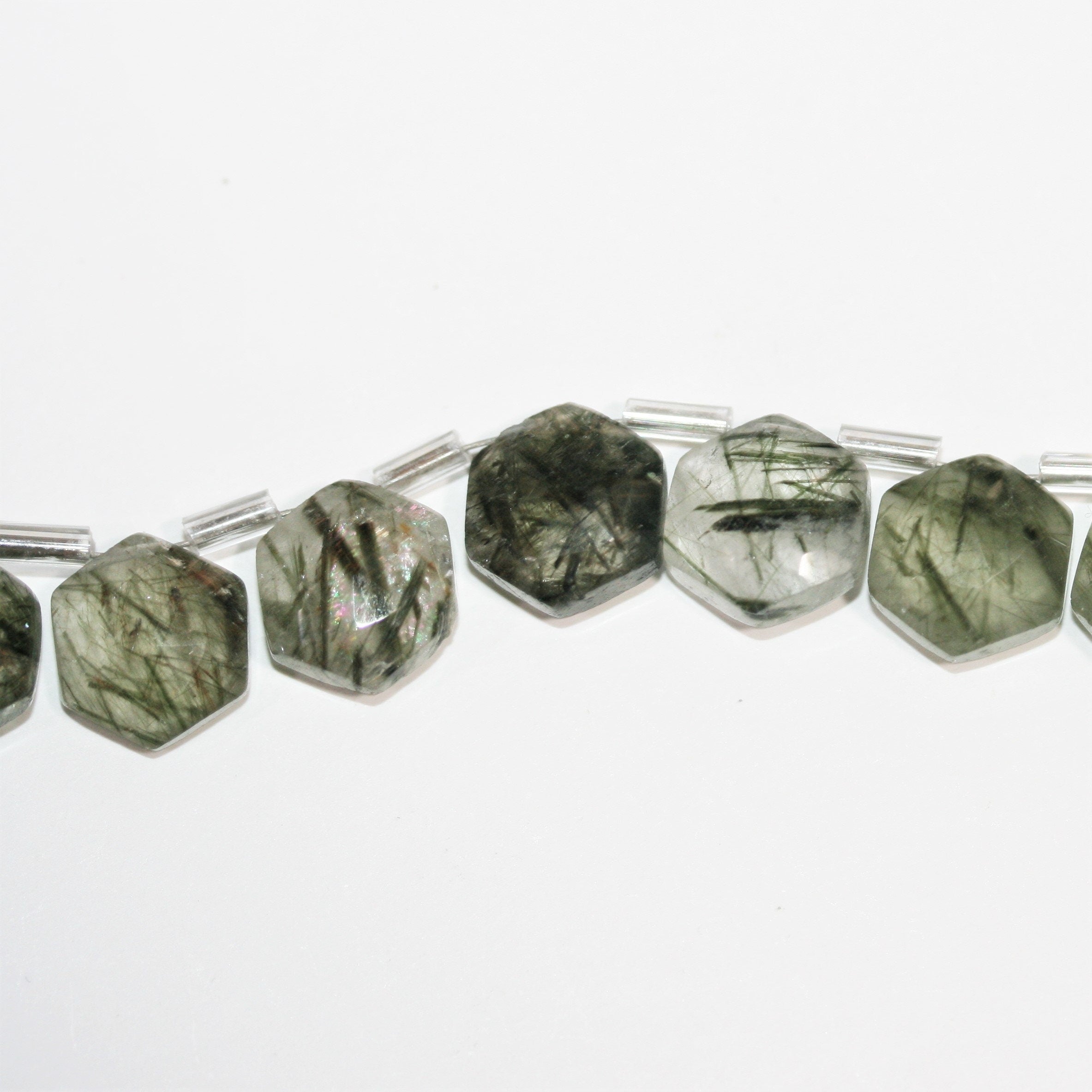 Cuentas hexagonales facetadas de cuarzo turmalinado de 6" de 10 a 11 mm - Hilo de 16 cm.