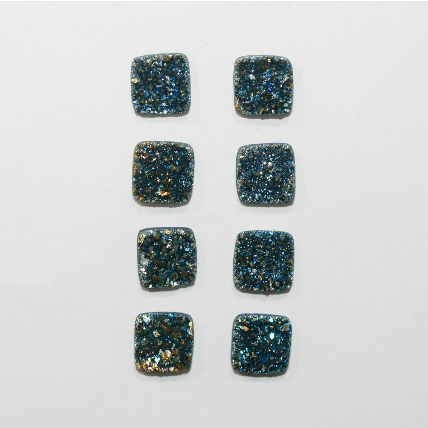 Lote de 8 cabujones cuadrados de ágata drusa azul-dorada de 9 mm.